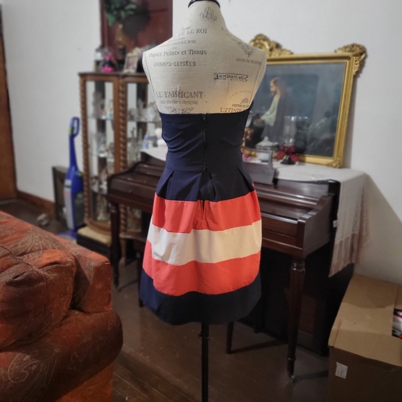 Cute strapless dress. - Picture 3 of 4